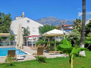Anita Noch Konar Hotel (+12) 