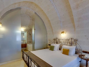 El Puente Cave Hotel
