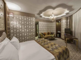 Corner - Junior Suit Kırmızı Masa