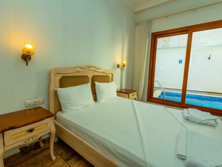 Standart Havuz Manzaralı Oda (İptal Edilemez)