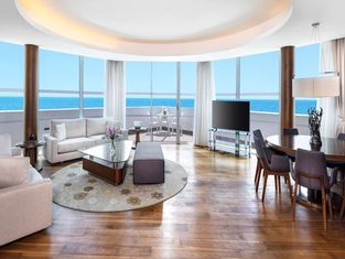 Deluxe Royal Suit Deniz Manzaralı Balkonlu Oda