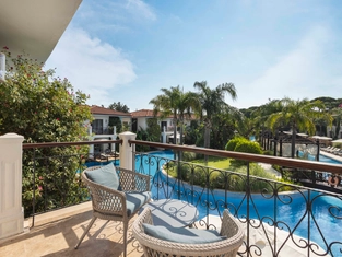 Göl Evi Havuz Manzaralı Aile Odası