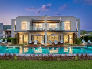 Gölevi Havuza Direk Çıkışlı Aile Odası