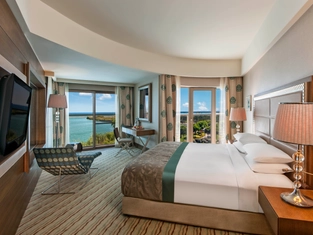 Havuza Merdivenle Bağlantılı Deniz Manzaralı Corner Suit