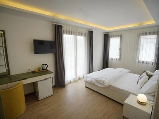 Crocus ( Double Bed )