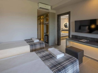 Ara Kapılı Aile Odası Yandan Deniz Manzaralı