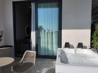 Jakuzili Oda Teras Manzaralı