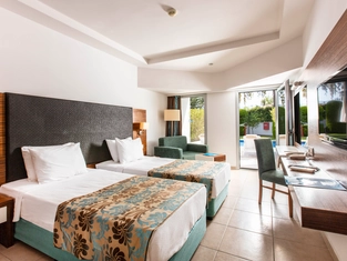 Havuz Erişimli Standart Oda