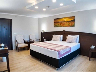 Comfort Kara Manzaralı Aile Odası