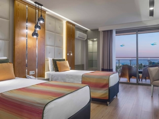 Deluxe Deniz Manzaralı Aile Odası