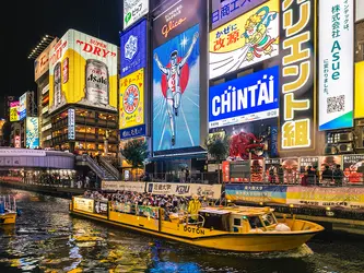 Osaka Dotonbori'de neon tabelalar ve kanal