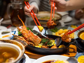 Japon mutfağından deniz ürünleri ve çubuklarla yemek