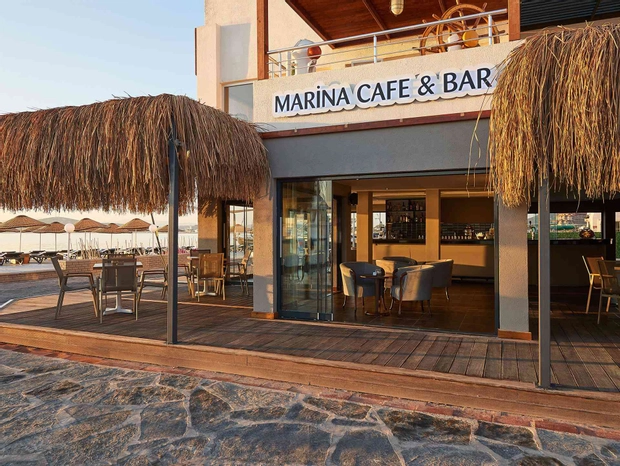 Cafe & Bar