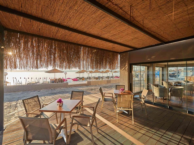 Cafe & Bar