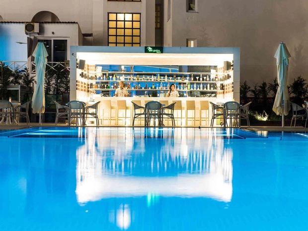 Pool Bar