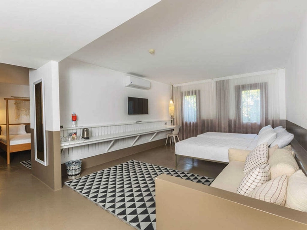Two Bedroom Deluxe Oda - Havuz Manzaralı (İptal Edilemez)