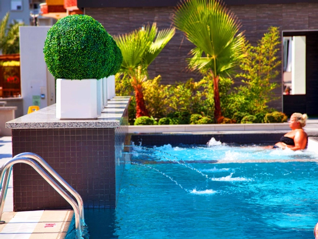 Green Garden Suit Hotel