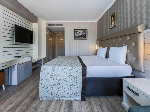 Blokajı Tesise Ait Yandan Deniz Manzaralı Twin Bed Oda