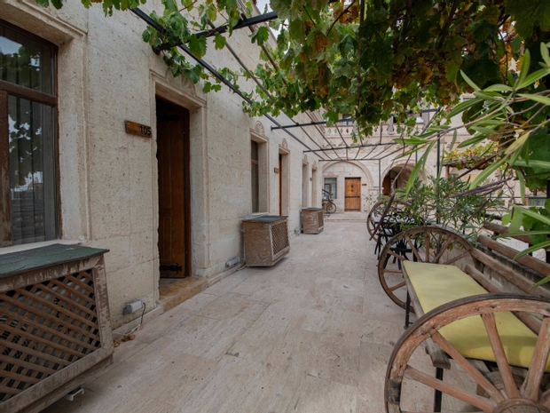 Roma Cave Suite