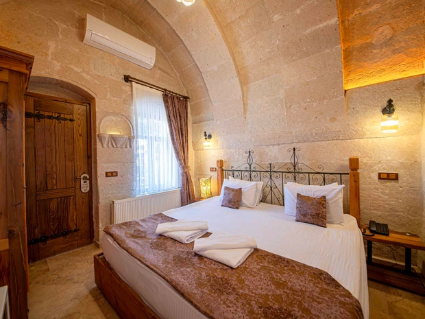 Roma Cave Suite