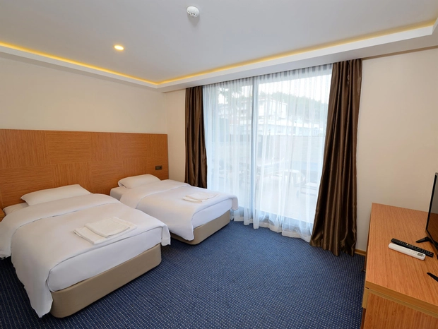 Standart Fransız Balkonlu 3 Kişilik Oda